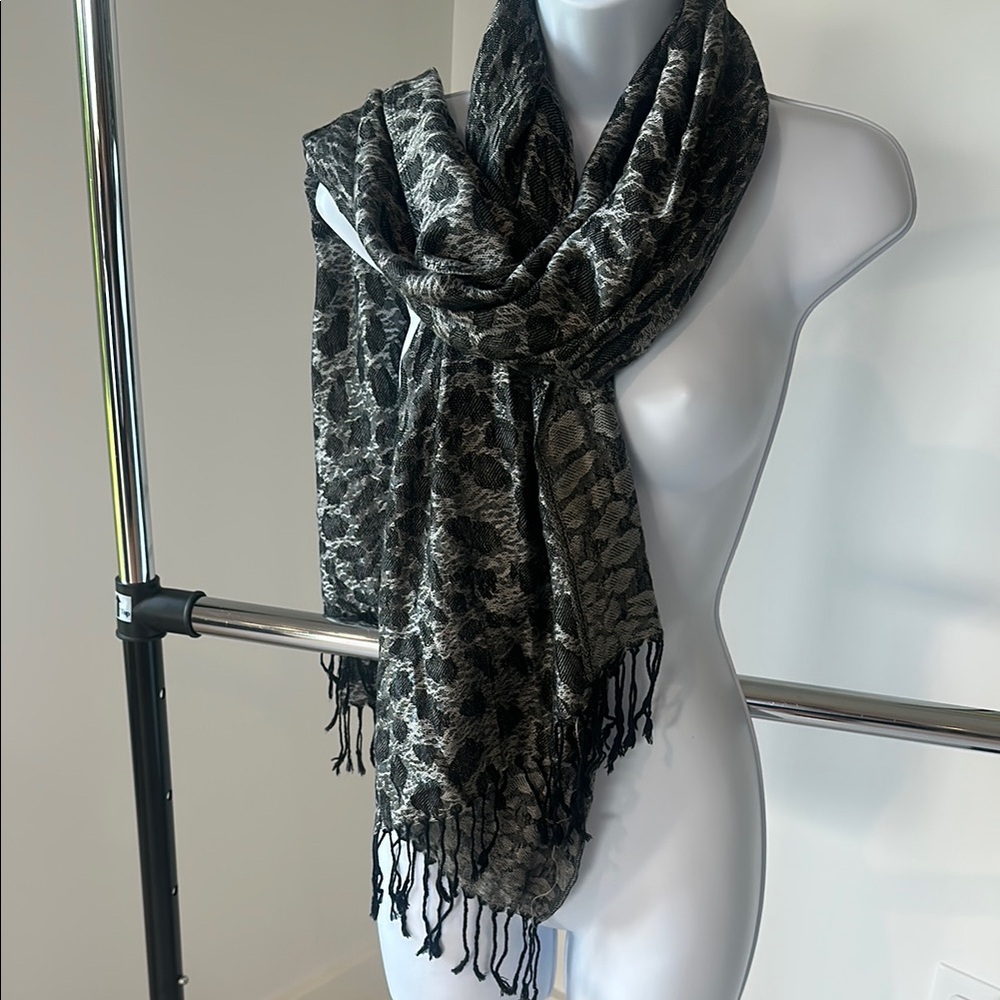 Elegant Black and Gray Patterned Scarf
